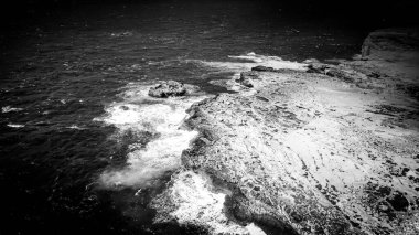 Gozo Malta sahilindeki Dwerja Körfezi üzerinde uçuş