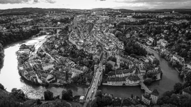 İsviçre 'nin Bern şehrinin üzerinde uçuş - Başkent