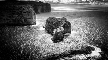 Gozo Malta adasındaki Dwerja Körfezi üzerinde hava manzarası