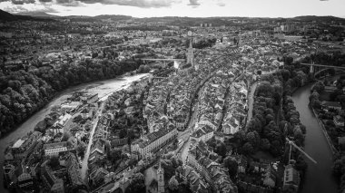 İsviçre 'nin Bern şehrinin üzerinde uçuş - Başkent