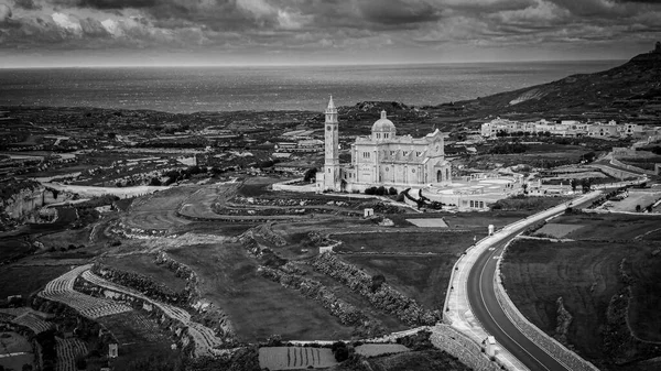 Gozo 'daki Basilica Ta Pinu üzerinde hava manzarası - ulusal bir tapınak