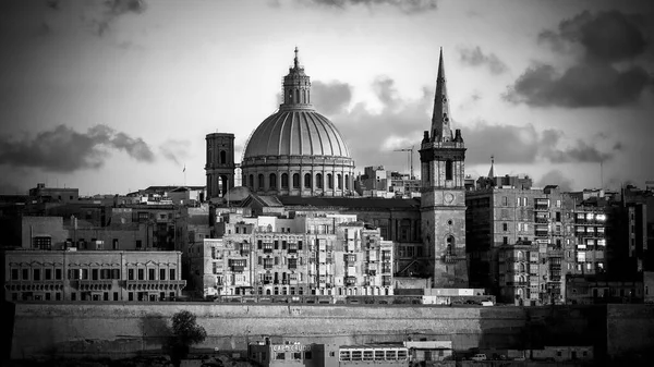Valletta 'nın tipik ve ünlü silueti - Malta' nın başkenti — Stok fotoğraf