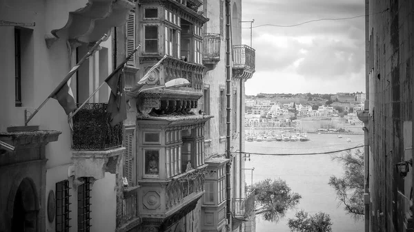 Piękne fasady domów w zabytkowej dzielnicy Valletta - MALTA, MALTA - 5 marca 2020 — Zdjęcie stockowe