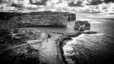 Gozo Malta sahilindeki inanılmaz Dwerja Körfezi