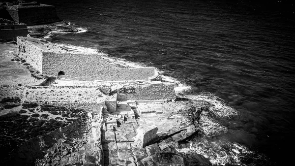 上からの野生の海の水-岩を打つ波 — ストック写真