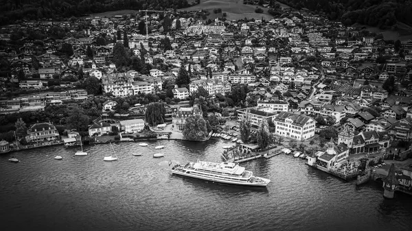Barca turistica sul lago di Thun in Svizzera — Foto Stock