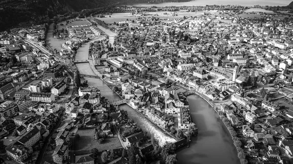 Vue aérienne sur la ville d'Interlaken en Suisse — Photo