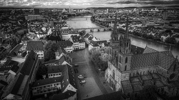 Vue aérienne sur la ville de Bâle Suisse et la cathédrale — Photo