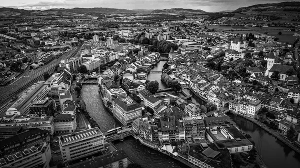 Luftaufnahme über der Stadt Thun in der Schweiz — Stockfoto