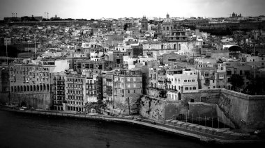 Barrakka Gardens - MALTA, MALTA - 5 Mart 2020 tarihli Valletta Malta 'daki üç şehir üzerindeki hava manzarası