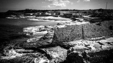 Malta kıyısındaki antik harabelerin üzerinden uçmak