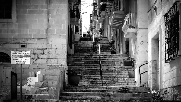Schritte im historischen Viertel von Valletta in Malta - MALTA, MALTA - 5. MÄRZ 2020 — Stockfoto