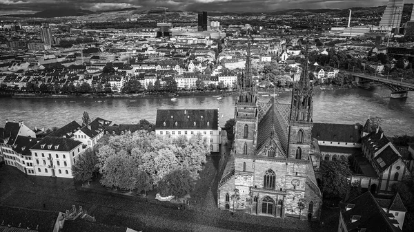 Luftaufnahme über der Stadt Basel Schweiz und dem Münster — Stockfoto