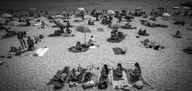 Yazın Croisette 'deki ünlü Cannes plajı - CANNES, FRANCE - 12 Temmuz 2020