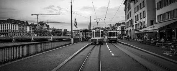 Street view in de stad Zürich Zwitserland- ZURICH, ZWITSERLAND - JULI 15, 2020 — Stockfoto