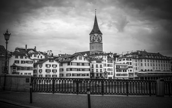 Los puentes de Zurich sobre el río Limmat — Foto de Stock