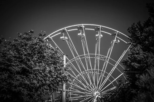 Giant wheel in the city of Geneva Switzerland — Stock Photo, Image