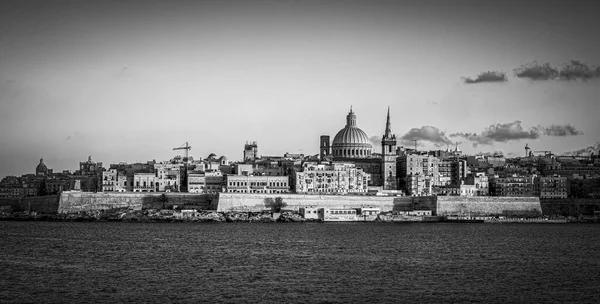 Skyline típico e famoso de Valletta - a capital de Malta — Fotografia de Stock