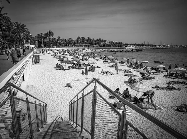 The famous beach of Cannes at the Croisette in summer - CITY OF CANNES, FRANCE - JULY 12, 2020 — Stock Photo, Image