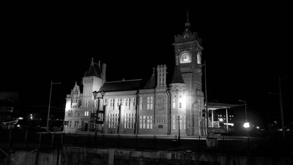 Pierhead op Mermaid Quay in Cardiff Wales 's nachts in zwart-wit — Stockfoto