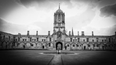 Oxford 'daki Christ Church Katedrali ve Oxford Üniversitesi siyah beyaz
