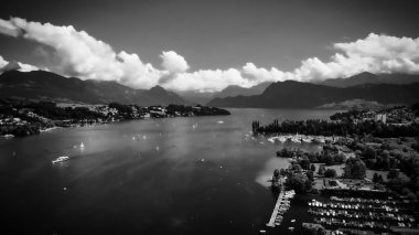 İsviçre 'deki Lucerne Gölü de Vierwaldstaetter olarak bilinir.