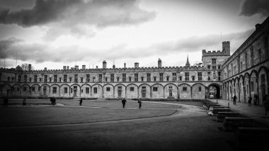 Oxford 'daki Christ Church Katedrali ve Oxford Üniversitesi siyah beyaz