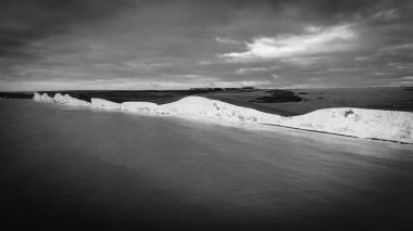 İngiliz sahilindeki beyaz kayalıklar - siyah beyaz hava manzaralı