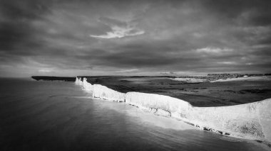 Seven Sisters - İngiltere 'nin güney kıyısındaki beyaz kayalıklar siyah beyaz