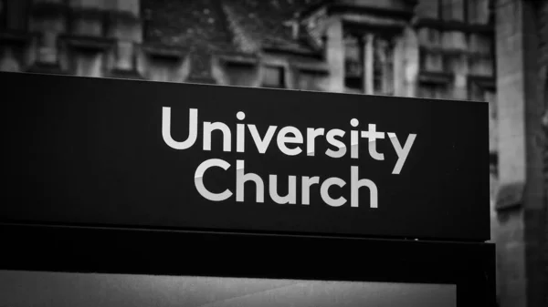 Univerzitní kostel v Oxfordu v Anglii v černobílé barvě - OXFORD, SPOJENÉ KRÁLOVSTVÍ - 31. prosince 2019 — Stock fotografie
