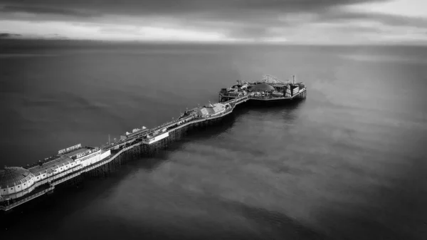 Brighton Pier en Angleterre - vue aérienne en noir et blanc — Photo