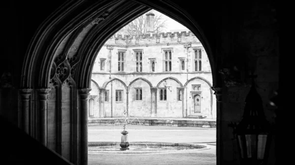 Christ Church Cathedral i Oxford University w Oxfordzie Anglia w czerni i bieli — Zdjęcie stockowe