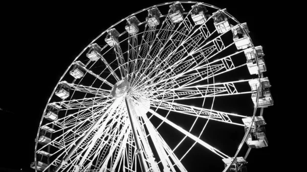 Carousels at amusement fair at night in black and white - CARDIFF, Egyesült Királyság - DECEMBER 31, 2019 — Stock Fotó