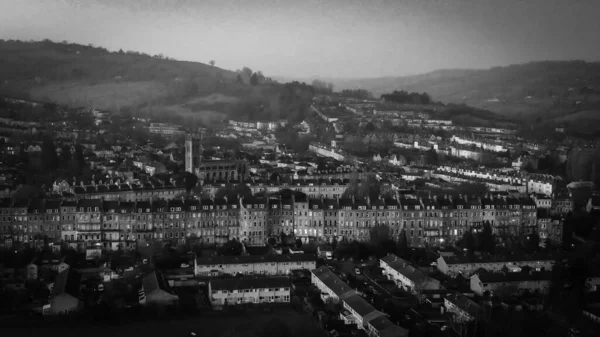 City of Bath England om aftenen - udsigt fra luften i sort og hvid - Stock-foto