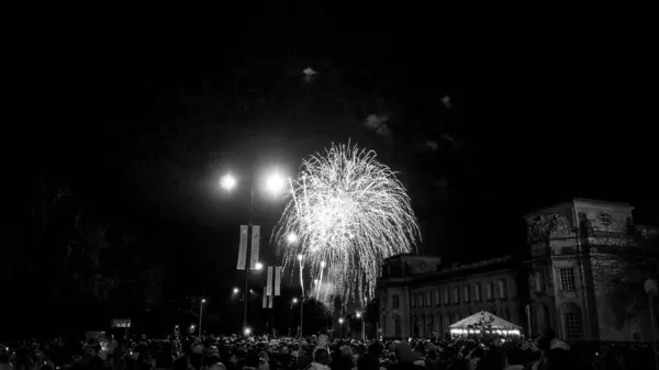 Fogos de artifício de Ano Novo em Cardiff País de Gales a preto e branco - CARDIFF, REINO UNIDO - DEZEMBRO 31, 2019 — Fotografia de Stock