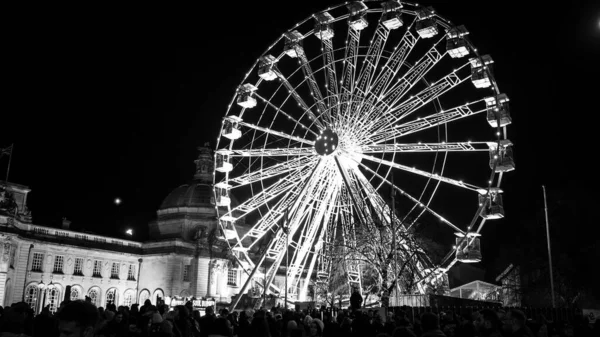 Ferris Wiel in de stad Cardiff in Wales 's nachts in zwart-wit - CARDIFF, VERENIGD KONINKRIJK - DECEMBER 31, 2019 — Stockfoto