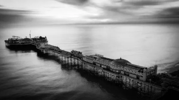 Brighton Pier v Anglii - letecký pohled v černobílé barvě - BRIGHTON, SPOJENÉ KRÁLOVSTVÍ - 28. prosince 2019 — Stock fotografie