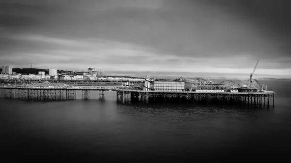 Incredibile vista aerea sul Brighton Pier and Beach in Inghilterra in bianco e nero — Foto Stock