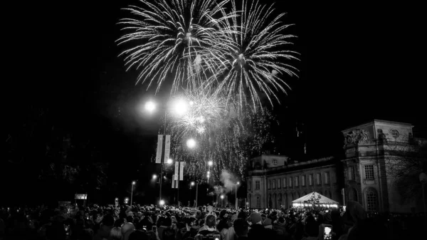 Fogos de artifício de Ano Novo em Cardiff País de Gales a preto e branco - CARDIFF, REINO UNIDO - DEZEMBRO 31, 2019 — Fotografia de Stock