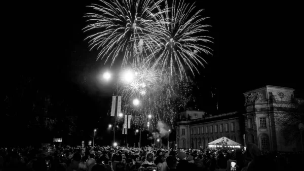 Fuegos artificiales de Nochevieja en Cardiff Gales en blanco y negro - CARDIFF, REINO UNIDO - 31 DE DICIEMBRE DE 2019 —  Fotos de Stock