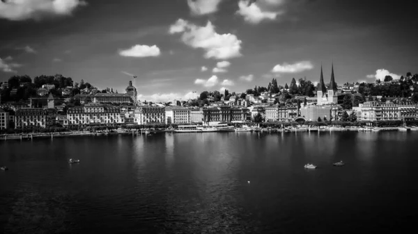 Lac des Quatre-Cantons aussi appelé Vierwaldstaetter See in en noir et blanc — Photo