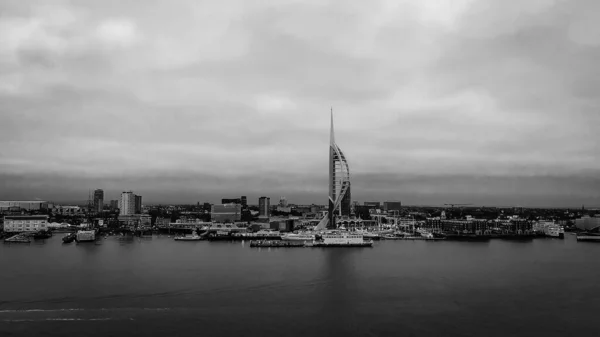 Slavný Spinnaker Tower v Portsmouthu - letecký pohled v černé a bílé — Stock fotografie