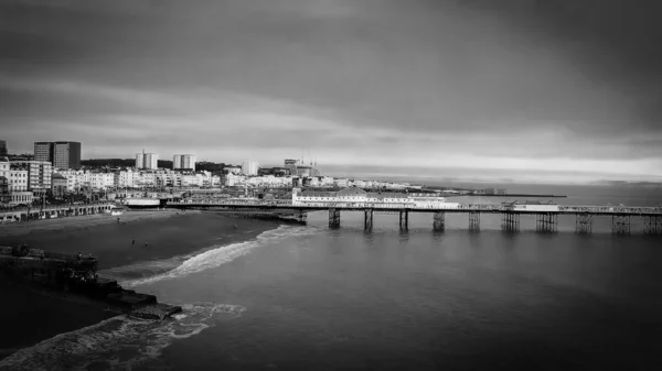 イギリスのブライトン桟橋-黒と白の空の景色 — ストック写真