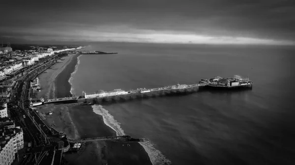 Brighton Pier in England - aerial view in black and white - BąTON, United Kingdom INGDOM - December EMBER 28, 2019 — 图库照片