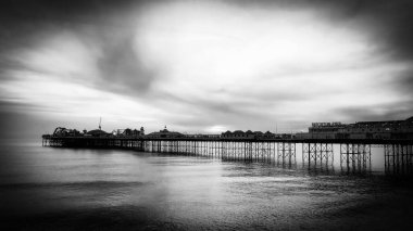 Akşamları Brighton İskelesi - siyah beyaz güzel hava manzarası