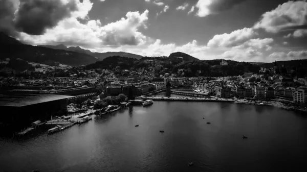 Πόλη της Λουκέρνης Ελβετίας και Λίμνη Λουκέρνη - θέα από αέρος σε μαύρο και άσπρο — Φωτογραφία Αρχείου