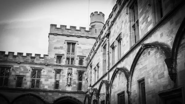 Christ Church Cathedral i Oxford University w Oxfordzie Anglia w czerni i bieli — Zdjęcie stockowe