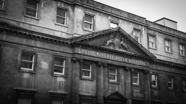 Royal Mineral Water Hospital in Bath England v černobílé — Stock fotografie