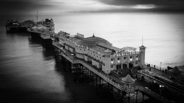 Brighton Pier en Angleterre - vue aérienne en noir et blanc - BRIGHTON, ROYAUME-UNI - 28 DÉCEMBRE 2019 — Photo