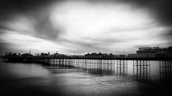 Brighton Pier en Inglaterra - vista aérea en blanco y negro —  Fotos de Stock